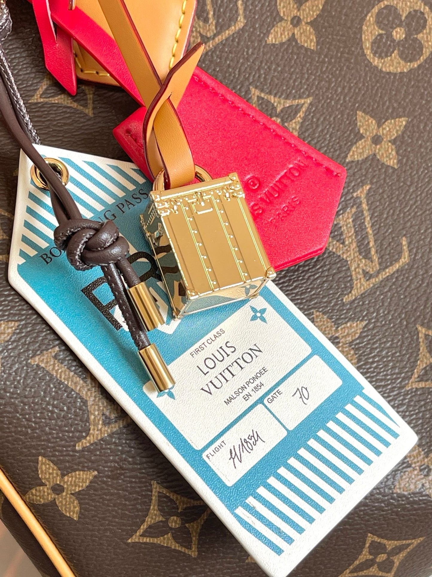Unique LV Women’s Leather Shoulder Bag - Chic & Spacious