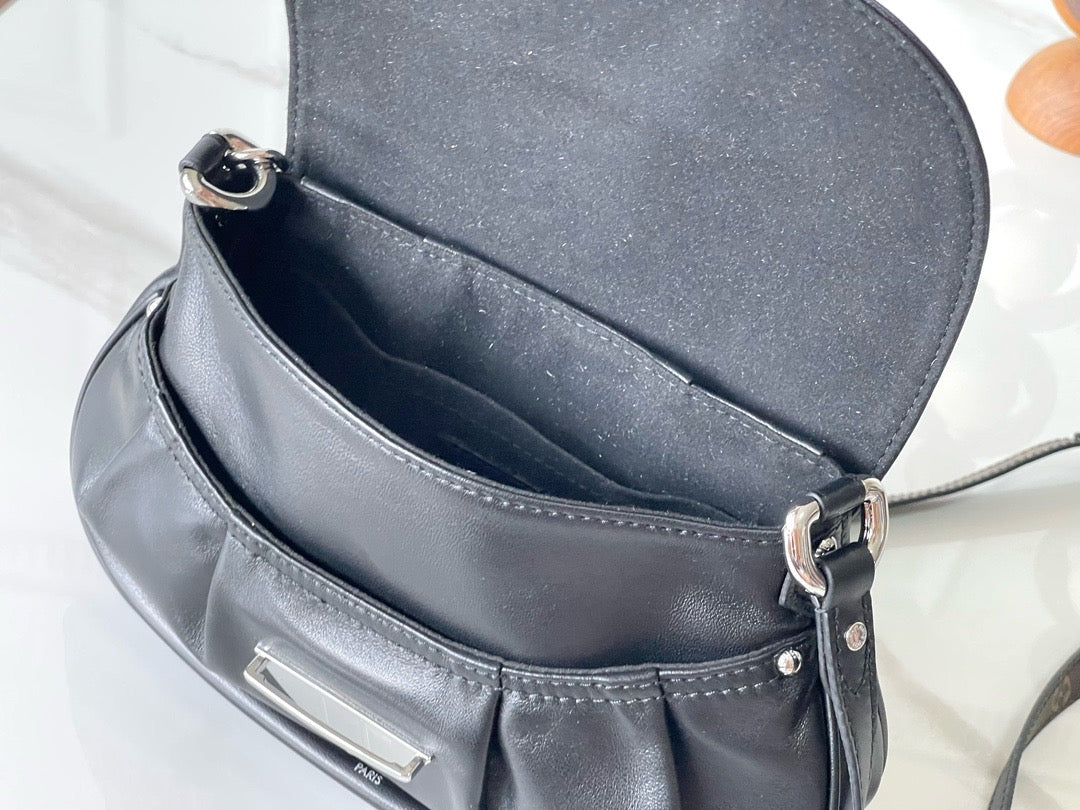 Elegant Louis Vuitton Women’s Soft Leather Backpack – Sleek & Lightweight